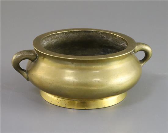 A Chinese bronze gui censer, Xuande mark, 18th/19th century, W. 17cm